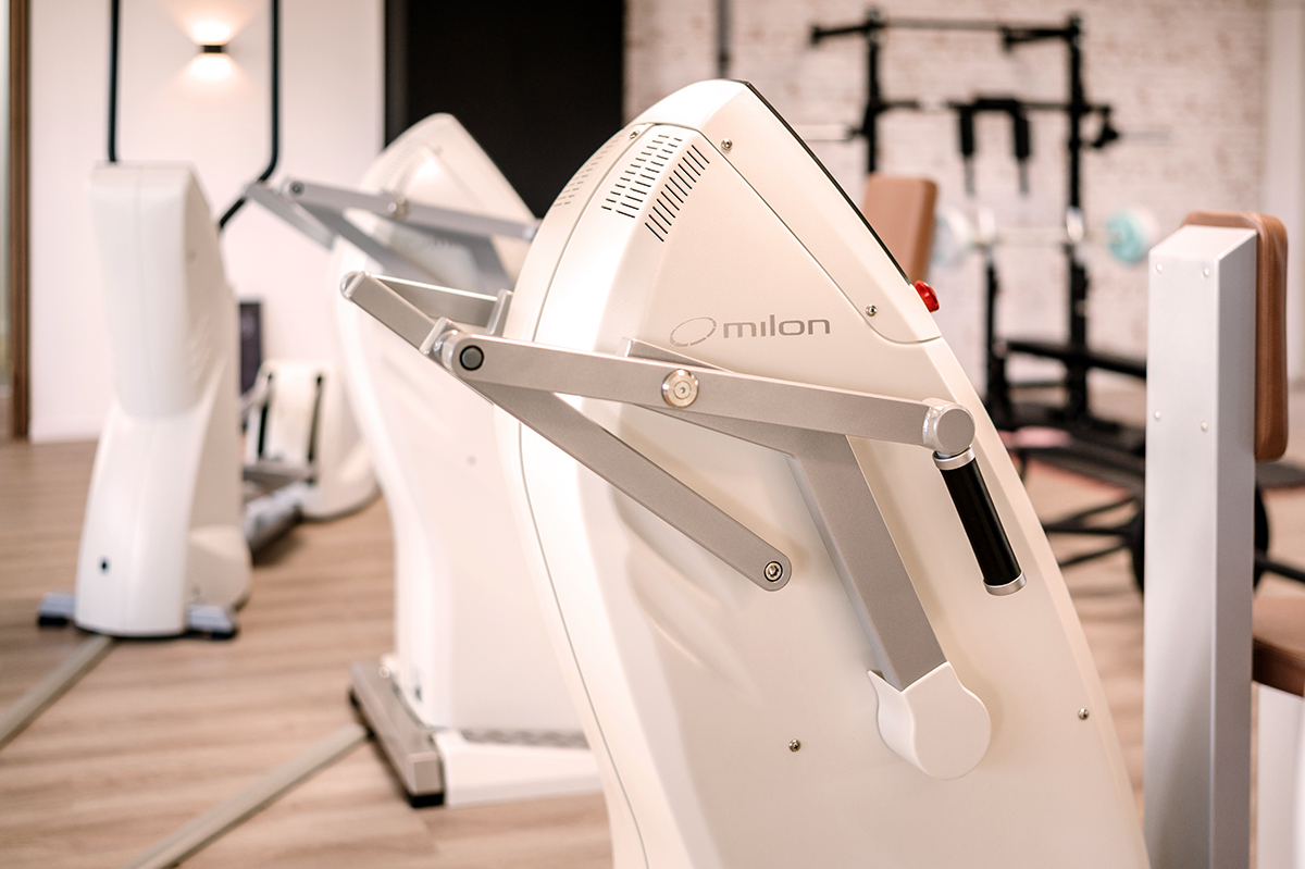 Moderne milon Fitnessgeräte in der Physio Five Praxis, die klassische Physiotherapie mit medizinischem Gesundheitstraining verbindet.