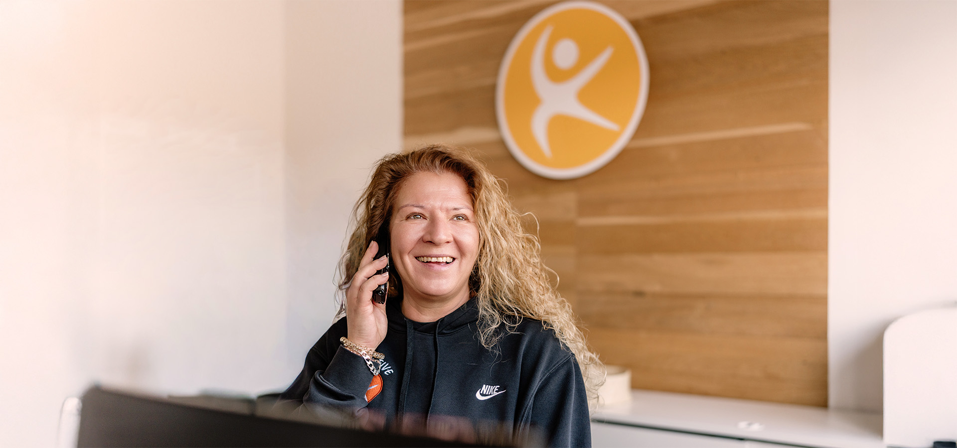Mitarbeiterin der Physio Five Physiotherapiepraxis in Merenberg am Telefon – moderne Praxis mit angeschlossenem Gesundheitsstudio
