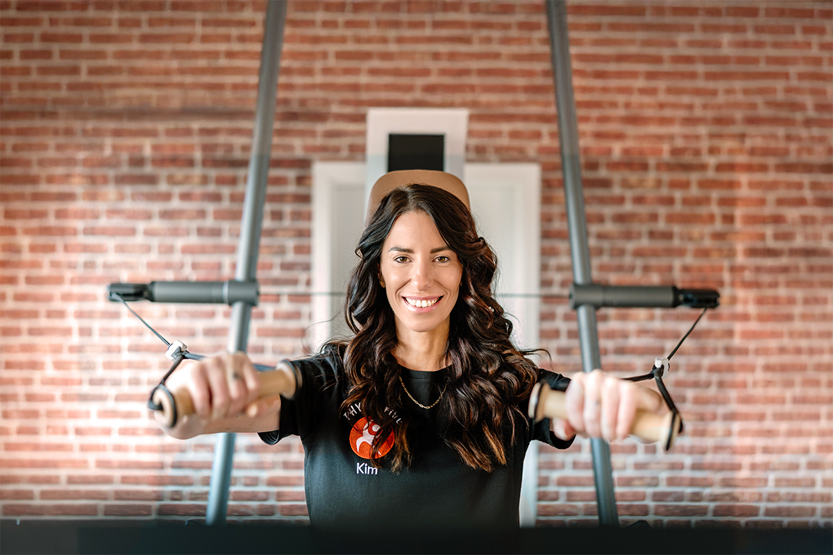 Kim trainiert mit einem Kabelzug im Gesundheitsstudio von Physio Five, einer modernen Physiotherapiepraxis in Merenberg, die klassische Therapie mit medizinischem Gesundheitstraining kombiniert.