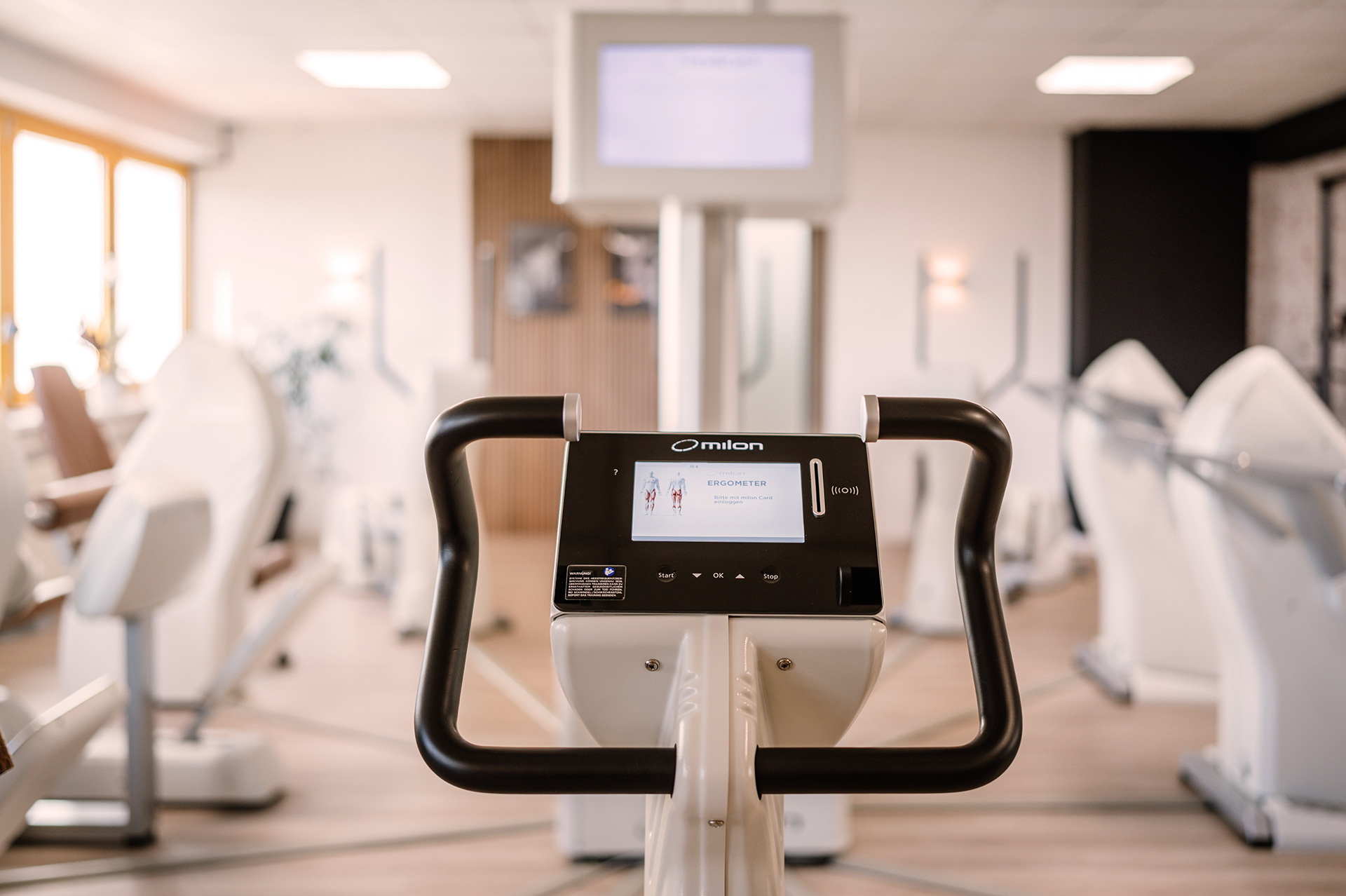 Modernes milon Ergometer in einem hellen Gesundheitsstudio der Physio Five Praxis, die klassische Physiotherapie mit medizinischem Gesundheitstraining verbindet.
